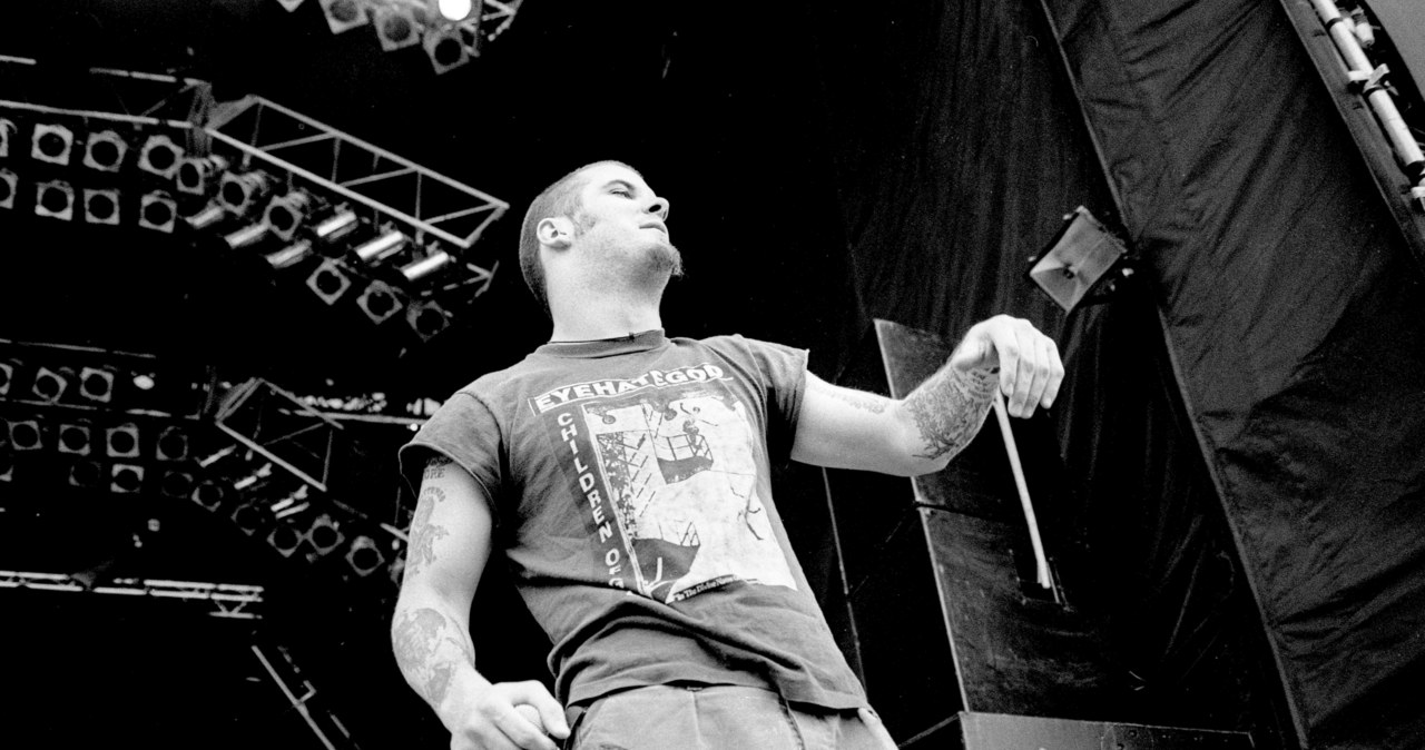 W 1994 roku szeroko rozumiany heavy metal przeżywał ciężkie czasy. Rynek muzyczny zdominowali panowie w flanelowych koszulach z Nirvany, Pearl Jam i Alice In Chains, a wraz z nimi setki epigonów. Wszystko to wysadziła w powietrze jedna płyta - "Far Beyond Driven" Pantery.