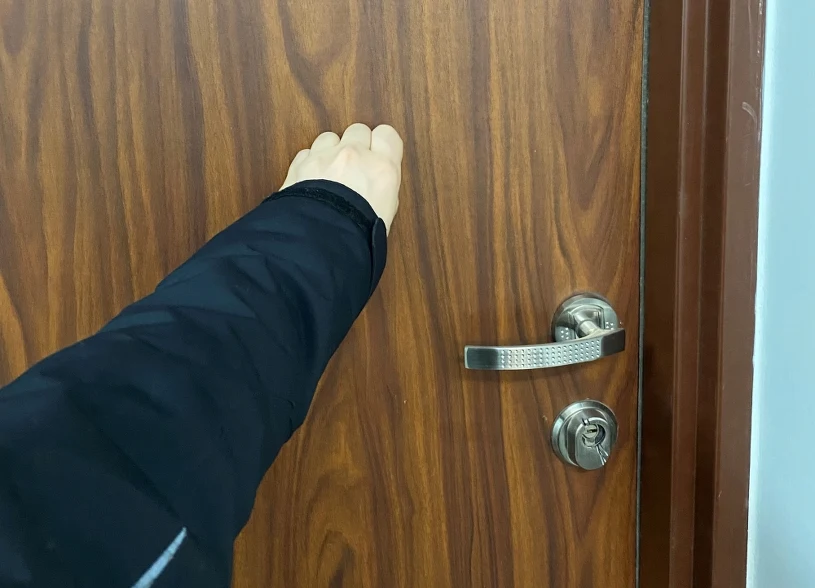 Pukają do drzwi w całym kraju. Kontrola jest płatna i obowiązkowa