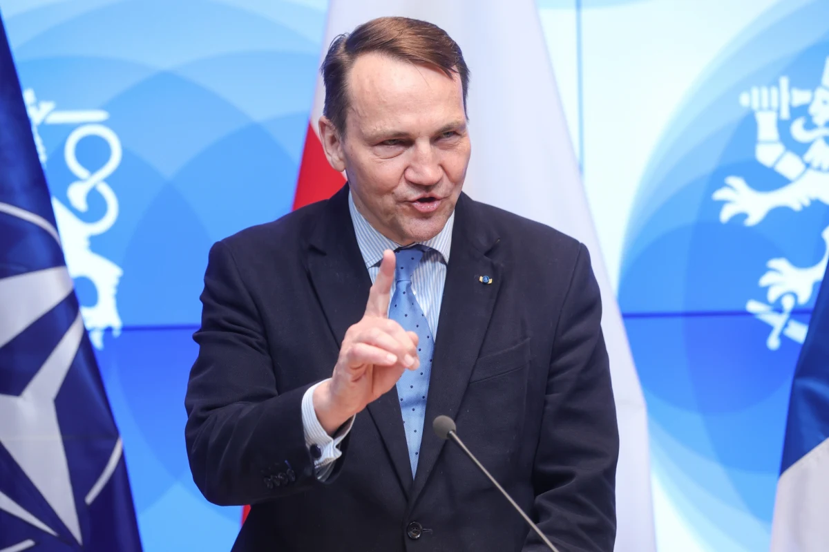Radosław Sikorski twierdzi, że podejmując decyzję o zakończeniu misji 50 ambasadorów, wziął pod uwagę "preferencje prezydenta Andrzeja Dudy". Podkreślił też, że choć nikt nie neguje prezydenckich prerogatyw, to jednak szef MSZ decyduje o "wysłaniu misji dyplomatycznych i to on może odwołać ambasadora".