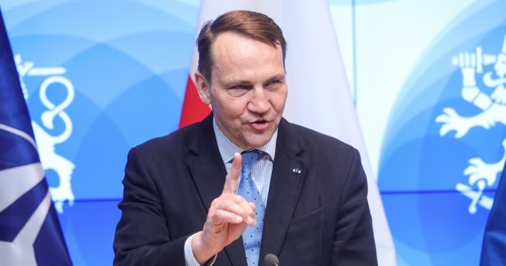 Radosław Sikorski twierdzi, że podejmując decyzję o zakończeniu misji 50 ambasadorów, wziął pod uwagę "preferencje prezydenta Andrzeja Dudy". Podkreślił też, że choć nikt nie neguje prezydenckich prerogatyw, to jednak szef MSZ decyduje o "wysłaniu misji dyplomatycznych i to on może odwołać ambasadora".