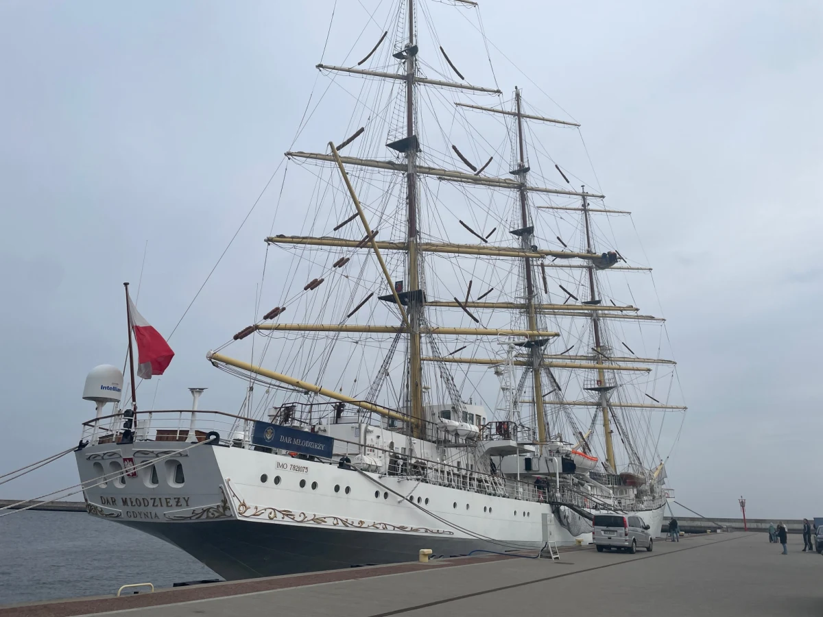Z Nabrzeża Pomorskiego w Gdyni po raz kolejny wyszedł „Dar Młodzieży”. Fregata szkolna Uniwersytetu Morskiego w Gdyni z 32-osobową załogą oraz młodzieżą szkolną i studentami na pokładzie odbędzie ponad dwumiesięczny rejs, podczas którego przyszłe „wilki morskie” będą miały okazję odbyć praktyki na żaglowcu, nauczyć się pracy zespołowej oraz doświadczyć życia na morzu.  