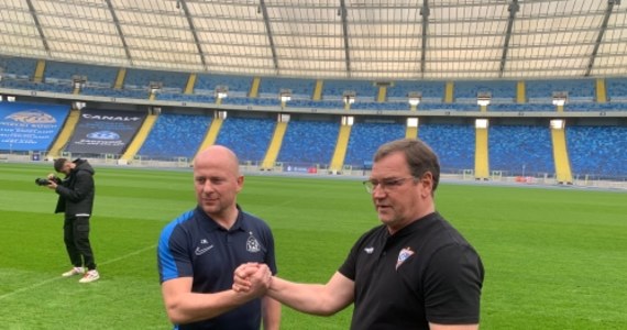 W sobotę na Stadionie Śląskim w Chorzowie Wielkie Derby Śląska. Ruch Chorzów zagra z Górnikiem Zabrze po raz 123 w historii. Mecze między tymi zespołami wiele razy decydowały czy o tytułach mistrza Polski, czy o tym kto podniesie Puchar Polski. Jak ważnym meczem są Wielkie Derby Śląska, doskonale wie Jan Urban, w przeszłości piłkarz Górnika Zabrze, a obecnie jego trener. "Mecz z Ruchem, który najbardziej został mi w pamięci, to ten u siebie w Zabrzu w 1989 roku. Ruch wtedy wygrał 2:1 i pozbawił nas szans na tytuł mistrza Polski" - wspomina Urban, z którym rozmawiał Wojciech Marczyk z redakcji sportowej RMF FM.