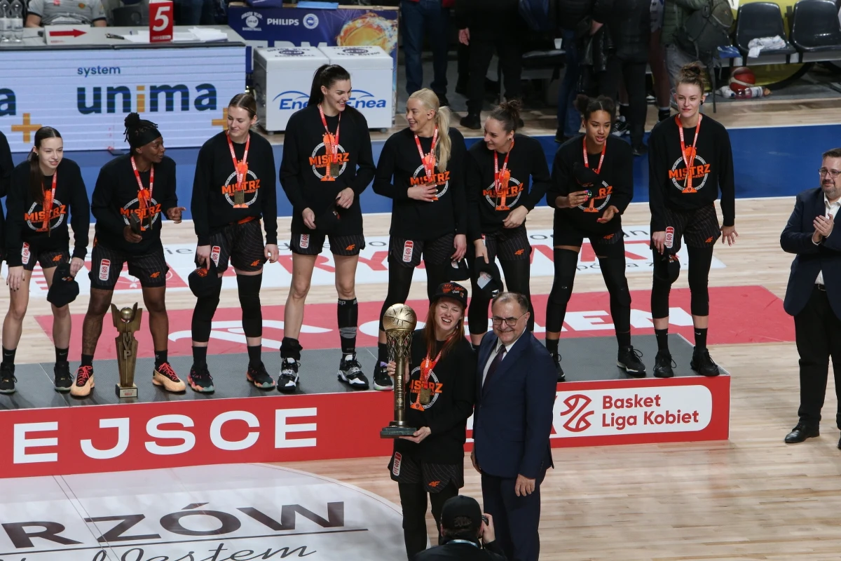 Koszykarki KGHM BC Polkowice zdobyły mistrzostwo Polski. W czwartek pokonały w Gorzowie Wlkp. zespół PolskaStrefaInwestycji Enea AJP 83:79 (19:24, 19:26, 24:12, 21:17) i wygrały finałową rywalizację 2-0. 