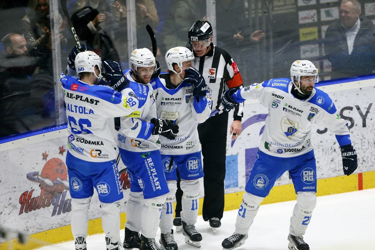 Hokeiści Re-Plast Unii Oświęcim zostali ostatnimi półfinalistami play off ekstraligi. W ćwierćfinałowej rywalizacji pokonali Comarch Cracovię 4-3. W decydującym spotkaniu oświęcimianie wygrali 1-0.