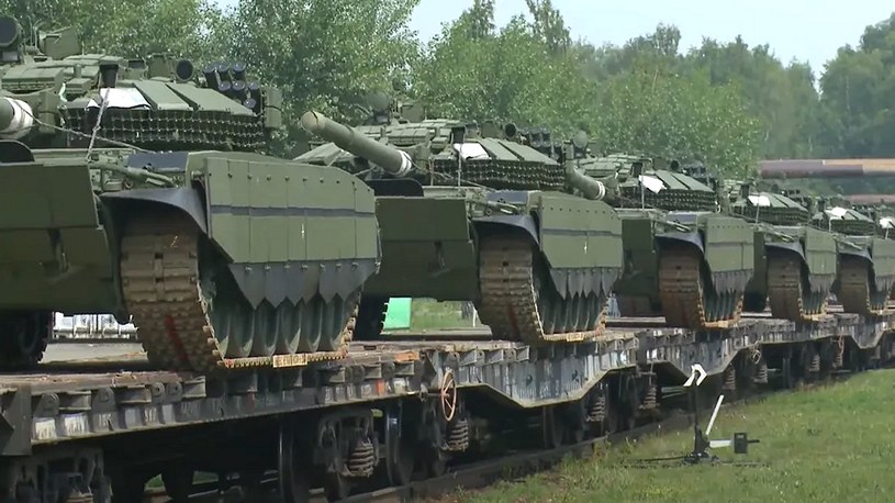 Rosyjska armia urządziła wielki koncert z okazji wysłania na pole walki do Ukrainy sporej floty nowiutkich czołgów T-90M Proryw-3