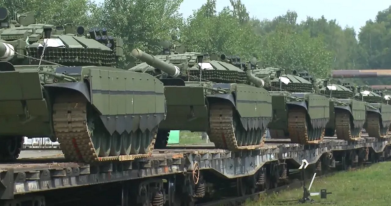 Rosyjska armia urządziła wielki koncert z okazji wysłania na pole walki do Ukrainy sporej floty nowiutkich czołgów T-90M Proryw-3