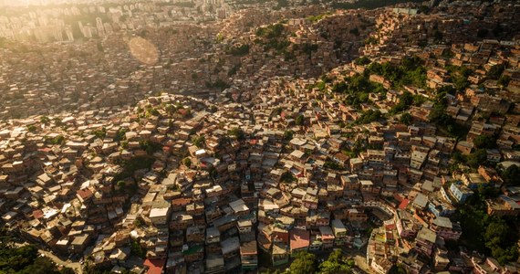 Światowa populacja żyjąca w slumsach zwiększyła się w pierwszych dwóch dekadach XXI wieku o 165 mln i osiągnęła 1,06 mld ludzi - poinformował Polski Instytut Ekonomiczny powołując się na dane ONZ. W Azji i Afryce Subsaharyjskiej żyje 85 proc. mieszkańców dzielnic nędzy.