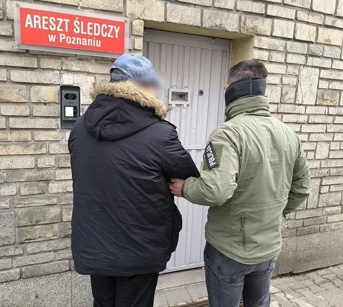 Policjanci z Komendy Wojewódzkiej w Poznaniu zatrzymali 65-latka poszukiwanego 7 listami gończymi. Mężczyzna ma na swoim koncie m. in. oszustwa i przestępstwa podatkowe, gdzie łączna wartość strat sięga kilkudziesięciu milionów złotych.