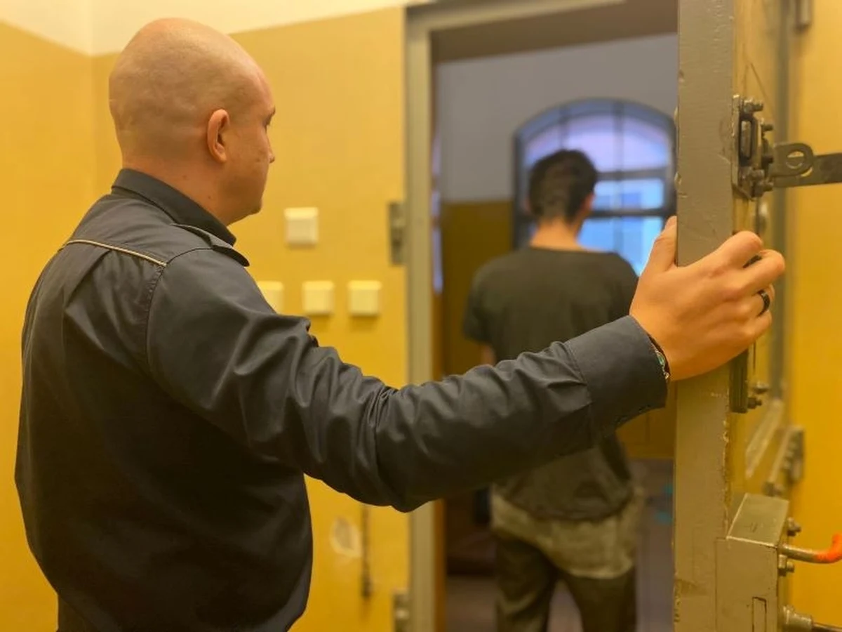 Policjanci z Dzierzgonia w powiecie sztumskim zatrzymali pijanego 25-latka, który pobił swoją matkę. W trakcie awantury popychał kobietę i uderzył ją młotkiem. Grozi mu do pięciu lat więzienia. 