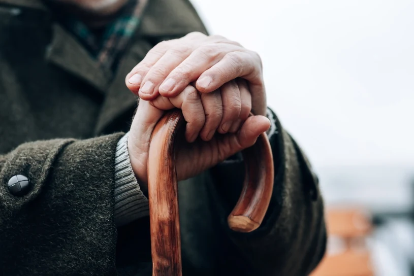 Seniorzy nie mogą przekazać mieszkania za opiekę – prawo ich dyskryminuje