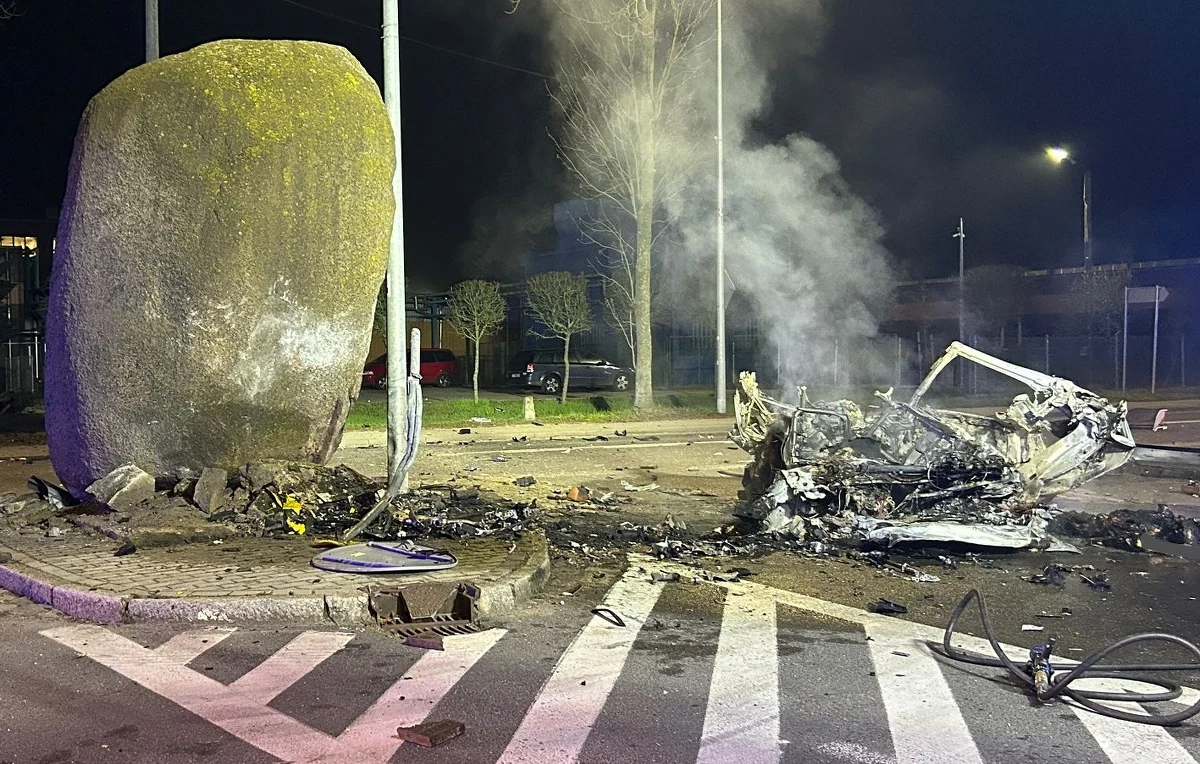 20-letni kierowca bmw zginął w wypadku drogowym w Drezdenku w Lubuskiem, po tym jak prowadzony przez niego samochód wjechał w znajdujący się na rogu skrzyżowania głaz. Głos w tej sprawie zabrała burmistrz Drezdenka Karolina Piotrowska.