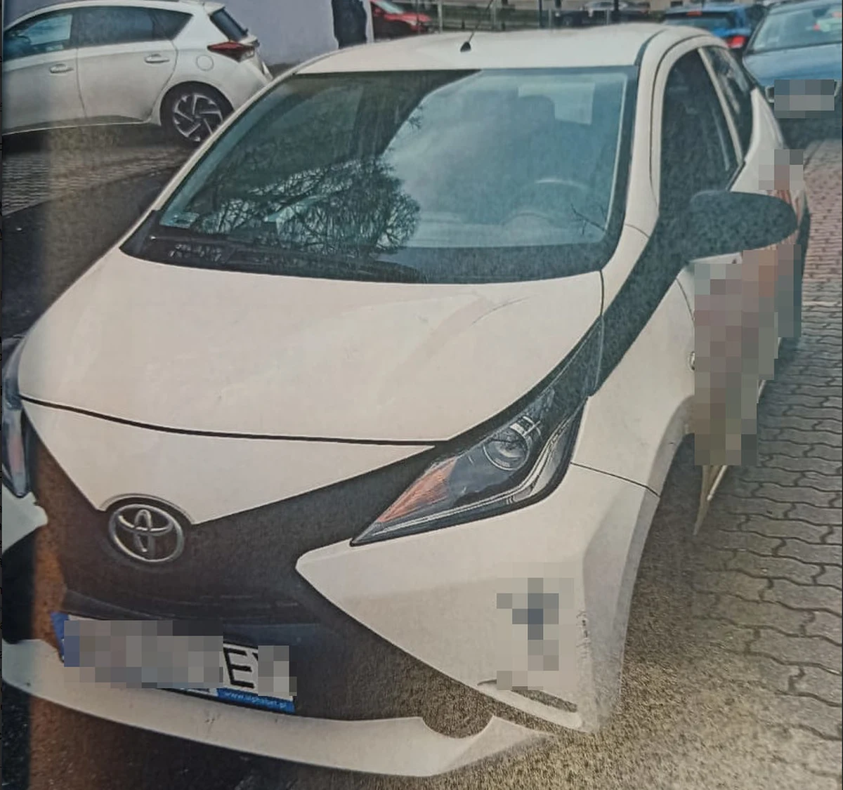 Kryminalni z warszawskiego Żoliborza zatrzymali dostawcę jedzenia, który poruszał się samochodem z przerobioną tablicą informacyjną. 43-latek zmienił literę F na E, aby uniknąć mandatów za nieprawidłowe parkowanie. Grozi mu nawet 5 lat więzienia.