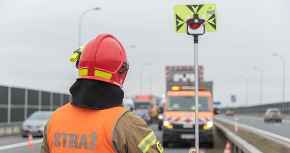 Jedna osoba została ranna w wyniku zderzenia dwóch ciężarówek na dolnośląskim odcinku autostrady A4. Trasa w stronę Wrocławia była zablokowana przez kilka godzin.