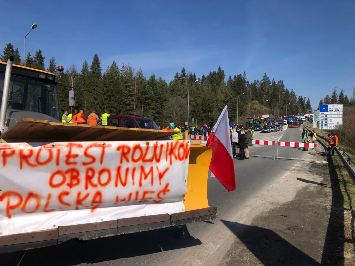 Rolnicy z Podhala i Orawy zablokowali dawne przejście graniczne między Słowacją i Polską w Chyżnem w woj. małopolskim. Zapowiadają kontrole przewożonych tamtędy towarów. Będą szukać w ciężarówkach ukraińskiego zboża i oleju. Zgodnie z ich zapowiedzią przepuszczane mają być samochody osobowe, rowerzyści i piesi. 
