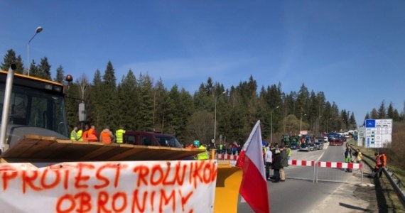 Rolnicy z Podhala i Orawy zablokowali dawne przejście graniczne między Słowacją i Polską w Chyżnem w woj. małopolskim. Zapowiadają kontrole przewożonych tamtędy towarów. Będą szukać w ciężarówkach ukraińskiego zboża i oleju. Zgodnie z ich zapowiedzią przepuszczane mają być samochody osobowe, rowerzyści i piesi. 