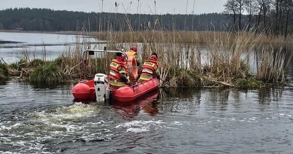Niecodzienna akcja na jeziorze Młyńskim przy granicy województw lubuskiego i wielkopolskiego. Strażacy z OSP Trzciel przepchnęli łodzią "wyspę", odholowując ją do brzegu. Było to konieczne, aby zapobiec ewentualnym podtopieniom w rejonie miejscowości Trzciel.
