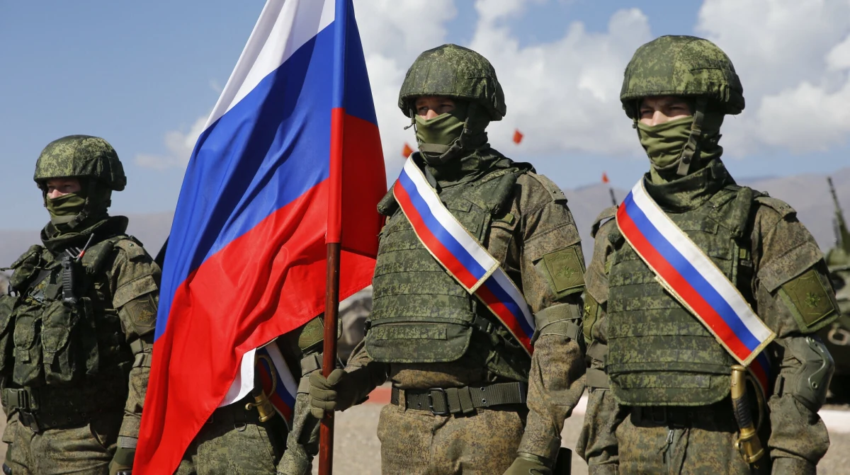 Nikita Siemionow, były rosyjski żołnierz, który brał udział w walkach w Ukrainie, robi objazdówkę po nowosybirskich szkołach, gdzie przedstawia się go jako "gościa honorowego" i "bohatera szturmu na Bachmut". Dodatkowym problemem jest jego przeszłość - mężczyzna dawniej organizował orgie z nieletnimi, a także zamordował swojego teścia.