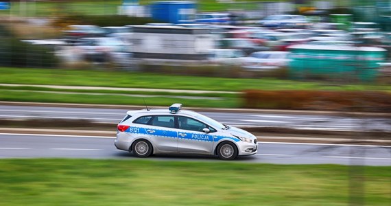 W czwartkowy wieczór policjanci ze Starachowic w woj. świętokrzyskim dostali zgłoszenie, że drogą krajową nr 9 jedzie samochód pod prąd. Funkcjonariusze próbowali zatrzymać go, używając sygnałów dźwiękowych i świetlnych, ale kierowca nie reagował. Auto stanęło dopiero w wyniku zderzenia z innym pojazdem. Okazało się, że pojazd prowadziła 37-latka. Kobieta trafiła do policyjnej celi.