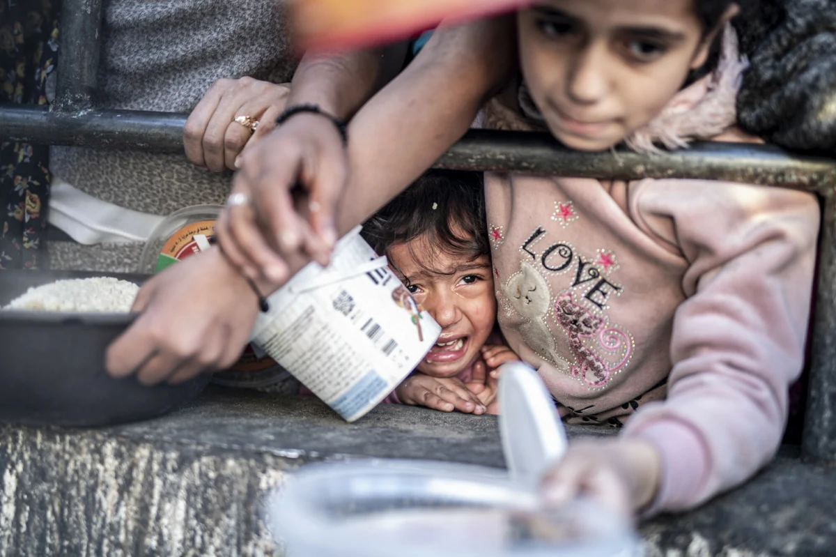 21 zabitych oraz ponad 150 rannych - to bilans czwartkowego ataku na palestyńskich cywilów, który przeprowadzono w pobliżu punktu dystrybucji pomocy humanitarnej w Strefie Gazy. Kontrolowane przez Hamas palestyńskie ministerstwo zdrowia obarczyło winą izraelskich żołnierzy. Z kolei armia Izraela (IDF) zaprzeczyła tym oskarżeniom. Twierdzi, że winę za śmierć cywili ponoszą bojownicy Hamasu.
