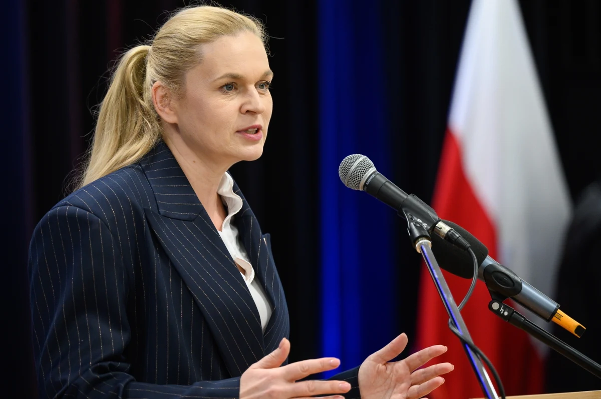 "Z Ministerstwem Zdrowia rozpoczęliśmy rozmowę o tym, żeby "edukacja o zdrowiu" znalazła swoje miejsce w szkole" – mówiła w Lesznie minister edukacji Barbara Nowacka. Zastrzegła jednak, że nie chodzi o stworzenie nowego przedmiotu. Jej zdaniem, są w szkole "przestrzenie, w których tego typu zajęcia można prowadzić, o ile się odpowiednio zmieni podstawę programową".