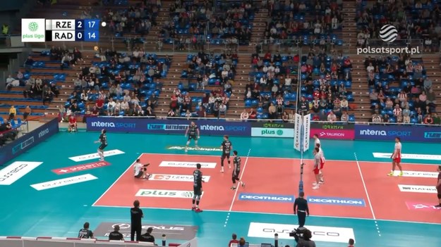 Fragmenty meczu Asseco Resovia Rzeszów – Enea Czarni Radom 3:0 (25:18, 25:15, 25:19) - siatkówka, PlusLiga 2024, 26. kolejka. MVP: Bartłomiej Mordyl (6/7 = 86% skuteczności w ataku + 3 bloki).

