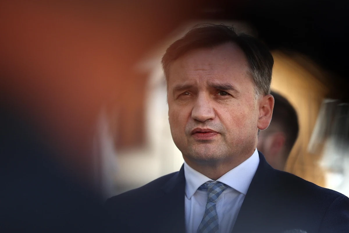 "Badajcie się regularnie, a niepokojące symptomy konsultujcie ze specjalistami. Nowotwór to podstępny wróg" - zaapelował w mediach społecznościowych Zbigniew Ziobro. Polityk, który przeszedł zabieg usunięcia większości przełyku i części żołądka, dołączył zdjęcie ze szpitala, napisał w jakich okolicznościach dowiedział się o chorobie i jak obecnie wygląda jego stan zdrowia. "Wciąż mam też pewne trudności z mówieniem i oddychaniem. Ale żyję. To jest najważniejsze!" - podkreślił.