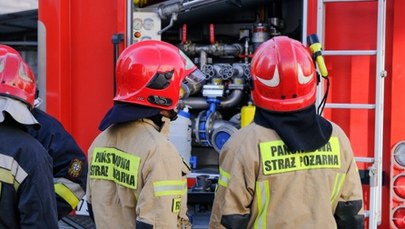 Pożar hali w Wielkopolsce. Trwa dogaszanie ognia