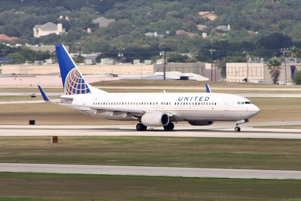 Amerykańska Federalna Administracja Lotnictwa bada, dlaczego w Boeingu 737-800 linii United Airlines podczas lotu oderwał się fragment poszycia kadłuba. Zauważono to dopiero po tym, jak maszyna wylądowała. To kolejny z serii problemów samolotów firmy z Seattle w ostatnim czasie.