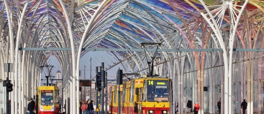 Łodzianie, po ponad czterech latach, doczekali się powrotu tramwajów na ul. Wojska Polskiego. W sobotę po nowym torowisku pojechały tramwaje nr 1 i 6. Zadowoleni mogą być również podróżujący pomiędzy Łodzią a Zgierzem. Tę trasę można ponownie pokonać tramwajem nr 45.