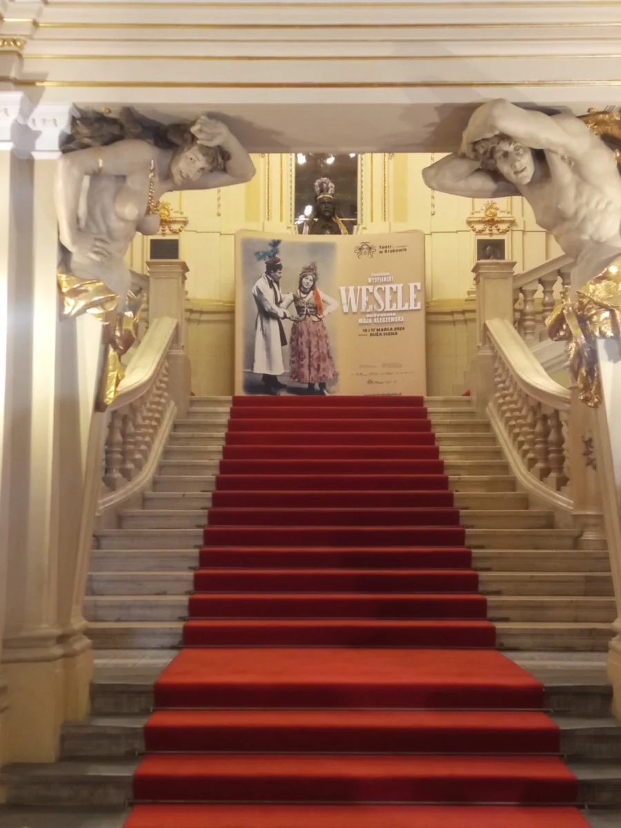 Dokładnie 16 marca 1901 roku Stanisław Wyspiański wystawił w krakowskim teatrze „Wesele” . Na tej samej scenie, Teatru im. Juliusza Słowackiego w Krakowie  - 123 lata później zabrzmi ten sam tekst. Choć nowe przedstawienie choćby w warstwie kostiumu inspiruje się prapremierą, to nie będzie inscenizacją historyczną. Opowie o współczesnych Polakach - ich obawach, przywarach, demonach i strachu.