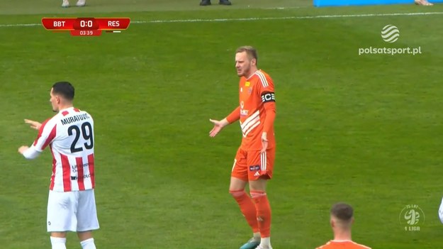 Do niecodziennej sytuacji doszło w meczu Bruk-Bet Termalica Nieciecza - Resovia Rzeszów w Fortuna 1 Lidze. Po 15 minutach gospodarze grali już w dziewiątkę.

Fortuna 1 Liga oglądaj w Polsat Sport oraz na  Polsat BOX Go   Oglądaj wygodnie gdziekolwiek chcesz: na komputerze, na tablecie, na smartfonie, na Smart TV.
W tekście zawarto link serwisu partnerskiego
