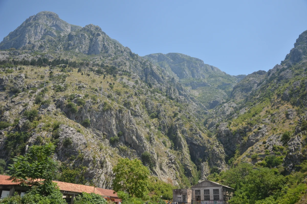 Nad ranem w Czarnogórze odnotowano trzęsienie ziemi o magnitudzie 3,6. Wstrząsy były odczuwalne również w sąsiedniej Bośni i Hercegowinie - powiadomiła telewizja RTCG.