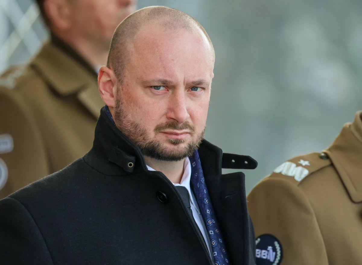 "W sprawie dofinansowania produkcji amunicji czołgowej i artyleryjskiej przez Komisję Europejską mamy do czynienia ze skandalem" - ocenił szef Biura Bezpieczeństwa Narodowego Jacek Siewiera. "Z trzech wniosków złożonych przez Dezamet Nitrochem oraz Mesko dla polskich firm przydzielone zostało jedynie 0,4 proc. całego dofinansowania" - dodał.