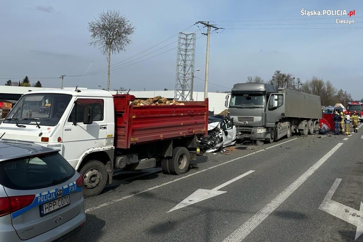 Policja bada przyczyny wypadku, do którego doszło w piątek w Ustroniu. Zginął kierowca osobowego mercedesa, który z impetem najechał na tył ciężarówki. Ranna kobieta została przewieziona do szpitala. W zdarzeniu uszkodzone zostały cztery pojazdy.