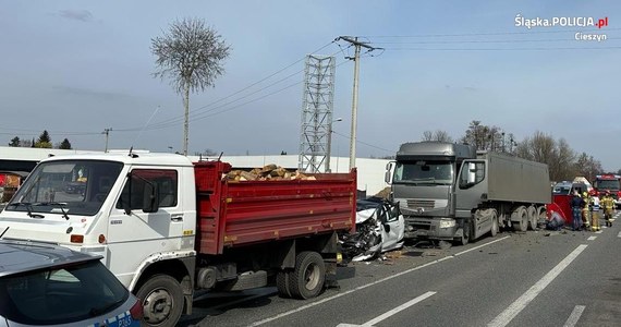 Policja bada przyczyny wypadku, do którego doszło w piątek w Ustroniu. Zginął kierowca osobowego mercedesa, który z impetem najechał na tył ciężarówki. Ranna kobieta została przewieziona do szpitala. W zdarzeniu uszkodzone zostały cztery pojazdy.