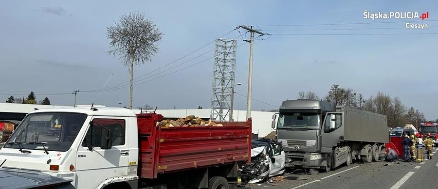 Policja bada przyczyny wypadku, do którego doszło w piątek w Ustroniu. Zginął kierowca osobowego mercedesa, który z impetem najechał na tył ciężarówki. Ranna kobieta została przewieziona do szpitala. W zdarzeniu uszkodzone zostały cztery pojazdy.