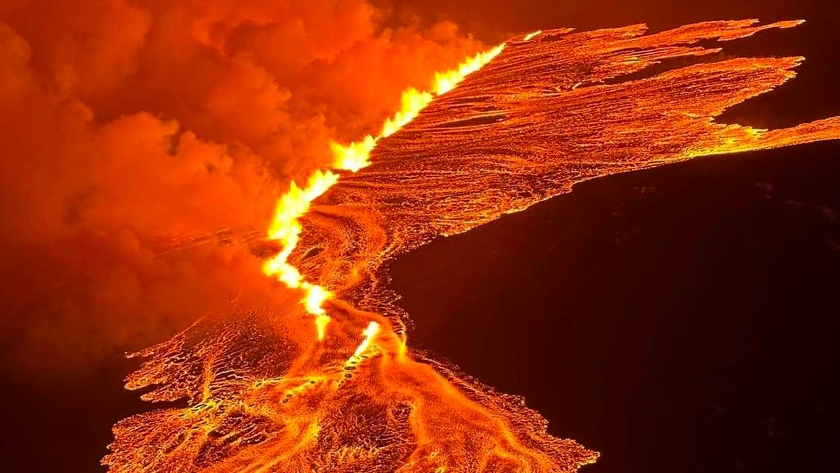 Na islandzkim półwyspie Reykjanes w sobotę wieczorem znów popłynęła lawa. Erupcję - czwartą w tym regionie od grudnia ubiegłego roku - poprzedziła seria niewielkich trzęsień ziemi.