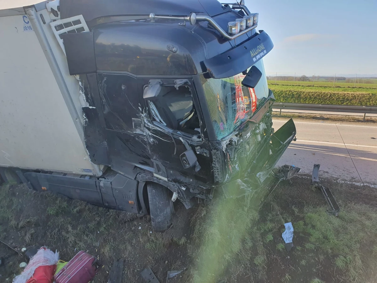Tragiczny wypadek na autostradzie A4 w okolicy miejscowości Jarostów na Dolnym Śląsku. Są ofiary śmiertelne. Autostrada w obu kierunkach była całkowicie zablokowana. Ruch w kierunku Legnicy udało się odblokować dopiero po 16.