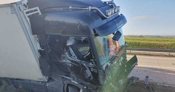 Tragiczny wypadek na autostradzie A4 w okolicy miejscowości Jarostów na Dolnym Śląsku. Są ofiary śmiertelne. Autostrada w obu kierunkach była całkowicie zablokowana. Ruch w kierunku Legnicy udało się odblokować dopiero po 16.