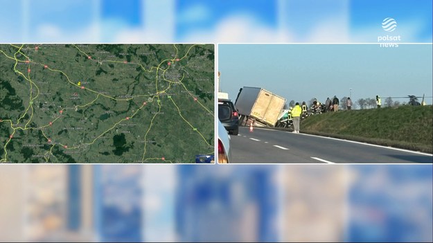 Na autostradzie A4 w miejscowości Jarostów (woj. dolnośląskie) zderzyły się ciężarówka i bus. Nie żyją trzy osoby, a kolejnych pięć jest rannych. Droga w kierunku Zgorzelca jest całkowicie zablokowana. Generalna Dyrekcja Dróg Krajowych i Autostrad dostała zgłoszenie o wypadku pod Wrocławiem w niedzielę o godz. 6:30. - Na wysokości 117,5 km między węzłami Udanin i  Gościsław, doszło do zderzenia pojazdu ciężarowego z busem - przekazał PolsatNews.pl dyżurny GDDKiA. - Trzy osoby nie żyją, pięć osób zostało rannych - dodał. Obecnie zablokowane są wszystkie pasy ruchu w kierunku Zgorzelca, a także ruch w stronę Wrocławia - na tej stronie jezdni sprzęt potrzebny do wydostania pojazdów w rowu rozstawili strażacy.