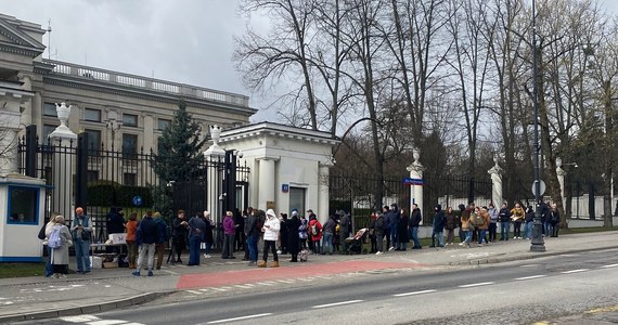 Kilkaset osób ustawiło się w niedzielę w kolejce przed ambasadą Rosji w Warszawie, żeby wziąć udział w wyborach na prezydenta tego kraju. Jak mówili naszej reporterce, chcą w ten sposób zamanifestować swój sprzeciw przeciwko polityce Putina i pokazać, że wielu Rosjan jest przeciwko wojnie.