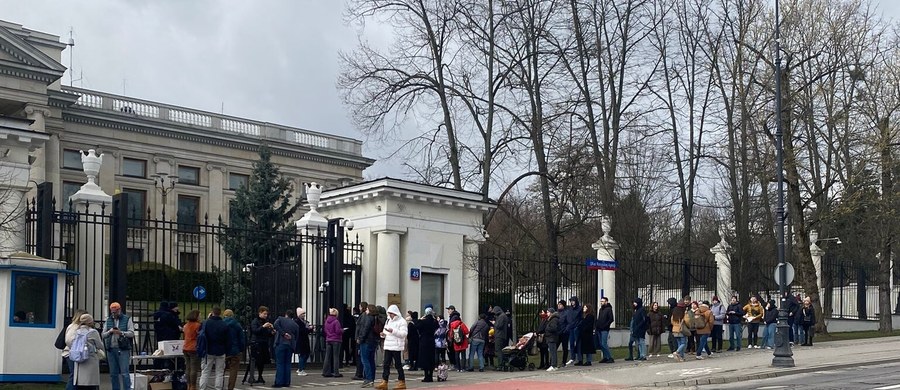Kilkaset osób ustawiło się w niedzielę w kolejce przed ambasadą Rosji w Warszawie, żeby wziąć udział w wyborach na prezydenta tego kraju. Jak mówili naszej reporterce, chcą w ten sposób zamanifestować swój sprzeciw przeciwko polityce Putina i pokazać, że wielu Rosjan jest przeciwko wojnie.