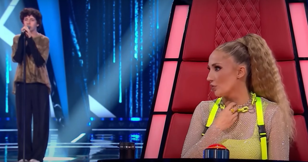 Mateusz Pierożek swoim głosem zaczarował Cleo i to właśnie do jej drużyny trafił 14-latek. Za kulisami "The Voice Kids" poza rodziną towarzyszyła mu Julia Dąbrowska, która w poprzedniej edycji show TVP otrzymała nagrodę publiczności.