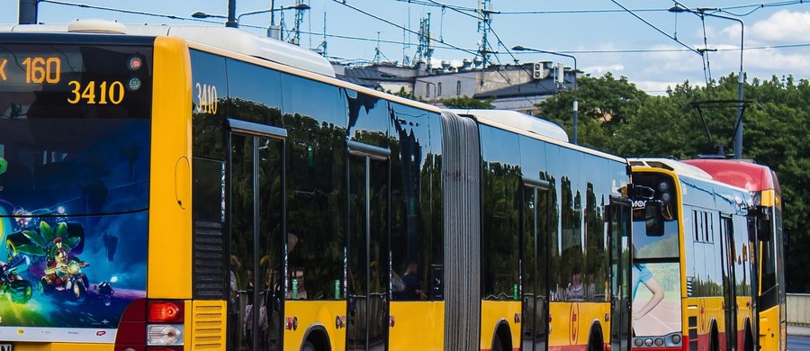 Stołeczna policja zatrzymała pięciu nastolatków w związku z ostrzelaniem pięciu autobusów w centrum Warszawy. Na szczęście nikomu nic się nie stało.