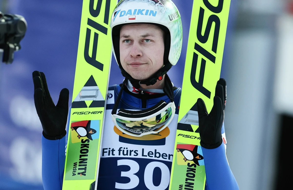 Stefan Kraft zgarnął w niedzielę drugi łup. Austriacki skoczek najpierw zapewnił sobie Kryształową Kulę, a po południu przypieczętował triumf w Raw Air. Finałowy konkurs lotów w Vikersund wygrał inny z Austriaków Daniel Huber. Błysnął Aleksander Zniszczoł, który lotem na 243 metry ustanowił rekord życiowy. Polak zajął siódme miejsce, a w klasyfikacji Raw Air zajął dziewiątą lokatę.