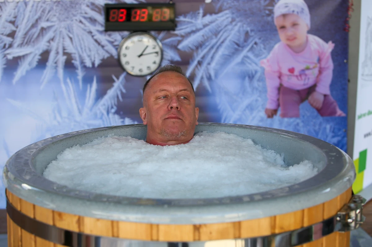 Emerytowany policjant z wielkopolskiego Pleszewa ustanowił nowy rekord Polski w morsowaniu w lodzie. Mężczyzna zmierzył się z balią wypełnioną zamrożoną wodą, w której spędził łącznie 6 godzin, 20 minut i 38 sekund. Chciał w ten sposób zebrać środki na rehabilitację chorej dziewczynki. 