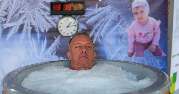 Emerytowany policjant z wielkopolskiego Pleszewa ustanowił nowy rekord Polski w morsowaniu w lodzie. Mężczyzna zmierzył się z balią wypełnioną zamrożoną wodą, w której spędził łącznie 6 godzin, 20 minut i 38 sekund. Chciał w ten sposób zebrać środki na rehabilitację chorej dziewczynki. 