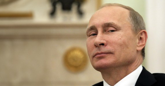 Władimir Putin wygrał niedzielne wybory prezydenckie w Rosji. Jak informuje rosyjski ośrodek badania opinii publicznej (VCIOM) Putin zdobył 87 proc. głosów. Zliczono dotychczas głosy w 24,4 proc. okręgach wyborczych - podaje portal "The Guardian". Polskie MSZ uznało wybory za nielegalne.