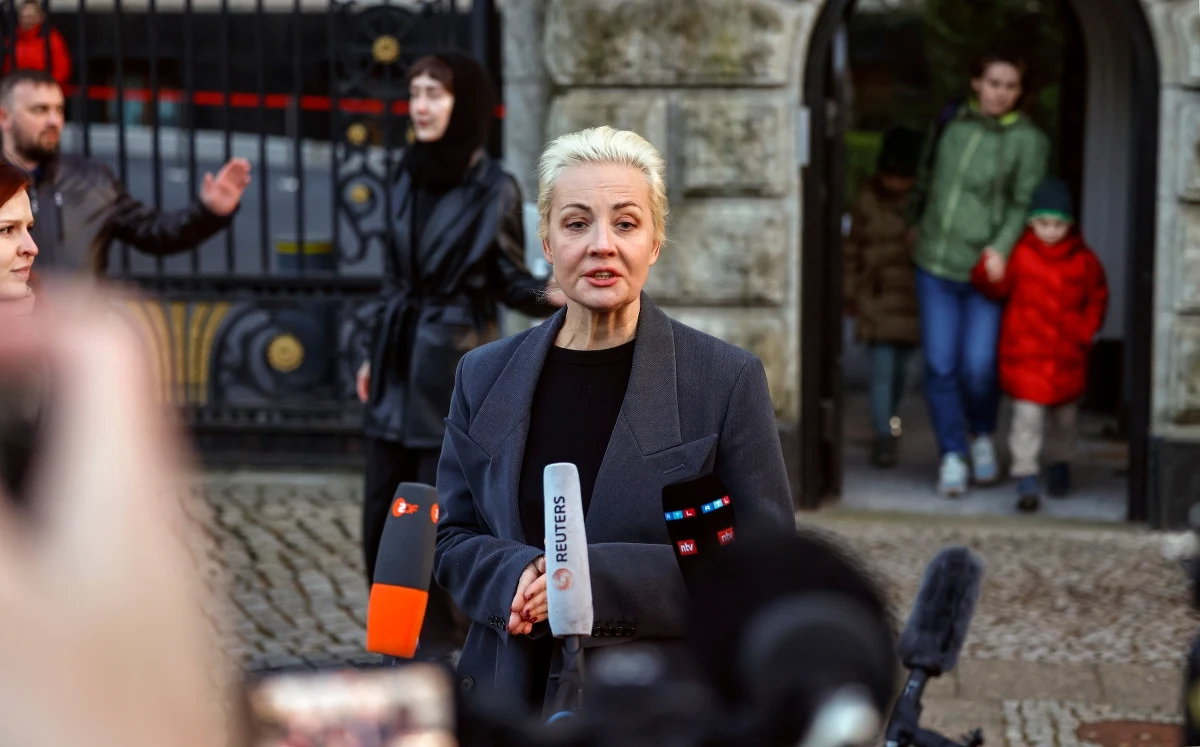 Julia Nawalna, wdowa po opozycjoniście Aleksieju Nawalnym, pojawiła się niespodziewanie w niedzielę w południe przed rosyjską ambasadą w Berlinie, gdzie oddawane były głosy w wyborach prezydenckich. Nawalna wzięła udział w demonstracji przeciwników Putina, po czym krótko po godz. 18. weszła na teren ambasady, aby zagłosować - poinformował portal "Bild".