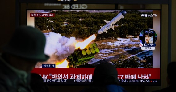 Korea Północna przeprowadziła test rakiety balistycznej – poinformowała armia Korei Południowej. W Seulu przebywa sekretarz stanu USA Antony Blinken, który uczestniczy tam w szczycie na temat demokracji.